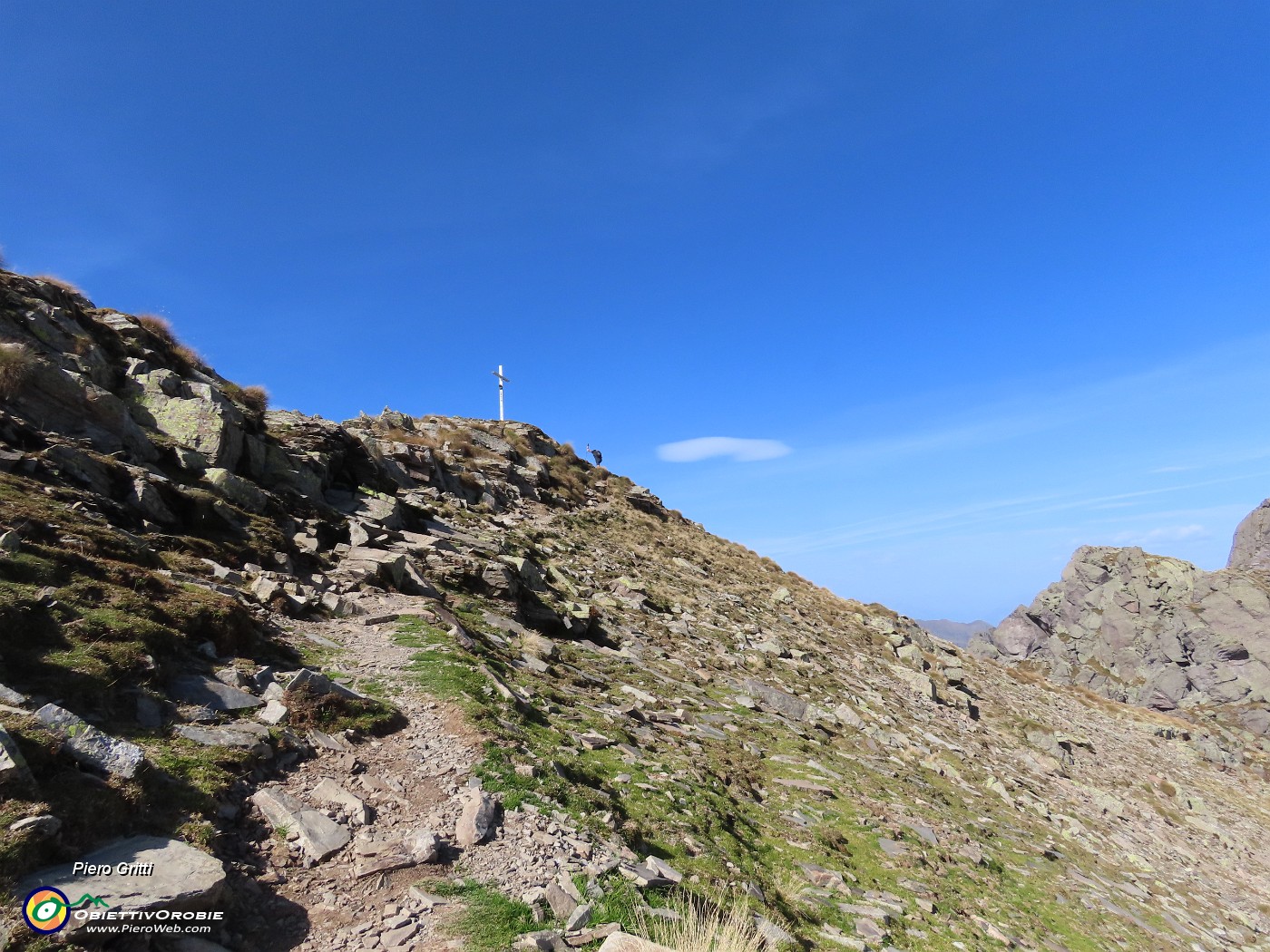 43 Saliamo alla croce di vetta di Cima Val Pianella (2349 m).JPG